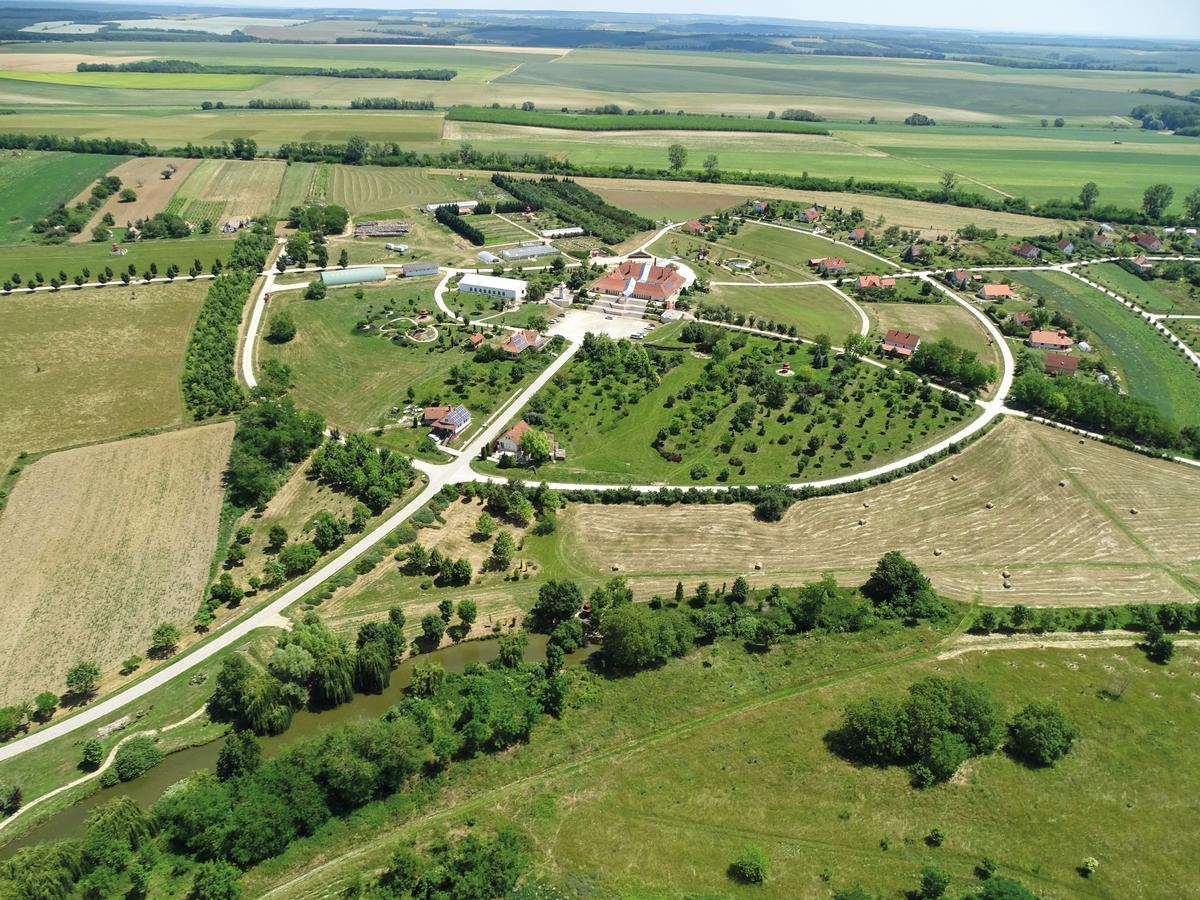 Radhe Resort Es Syam Meditacios Es Rendezvenykozpont Somogyvámos Exterior foto
